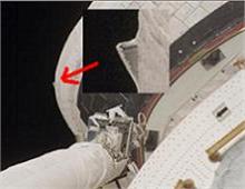 Odchlíplá obšívka na krytu OMS raketoplánu Atlantis STS-122