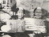 Symbol mezinrodni spoluprce v kosmu  Leonov (vlevo) a Stafford s vlajkami svch stt