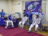 Posdka Sojuzu TMA-6 krtce ped startem (15.04.2005)