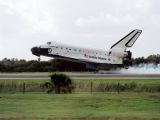 Pistn raketoplnu Endeavour STS-108 na KSC (17.12.2001)