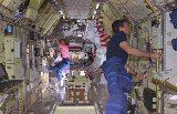 Coleman[ová] a Leslie uvnitř Spacelabu (26.10.1995)