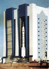 CZ-2F u montážní haly na kosmodromu Jiuquan (2003)