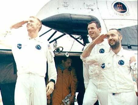 Spokojn McDivitt, Scott s Schweickart na palube U.S.S. Guadalcanal.