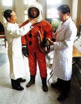 Jeden z nskch kosmonaut pi oblkn nskho kosmickho skafandru (2003)