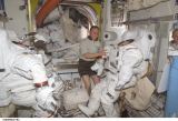 Fincke na ISS pi kontrole skafandr (23.04.2004)