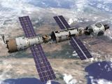 Kresba modulu Zvezda (vlevo) po pipojen k ISS