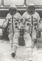 A.Leonov a V.Kubasov přicházejí na startovací rampu