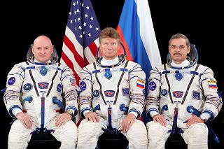 Posdka Sojuzu TMA-16M (zleva:  Kelly, Padalka, Kornijenko)