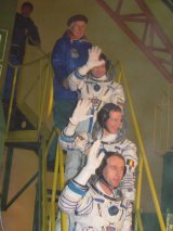 Posledn zamvn kosmonaut ped nstupem do Sojuzu TMA-1 (30.10.2002)