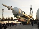 Vztyovn rakety Sojuz s lod Sojuz TMA-1 na ramp na Bajkonuru (28.10.2002)