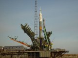Raketa Sojuz s lod Sojuz TMA-1 na startovac ramp na Bajkonuru (28.10.2002)