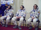 Posdka Sojutu TMA-1 ped startem (30.10.2002)