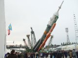 Vztyovn rakety Sojuz s lod Sojuz TMA-2 na ramp na Bajkonuru (24.04.2003)