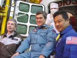 Posdka Sojuzu TMA-5 pi pedstartovn pprav (09.10.2004)