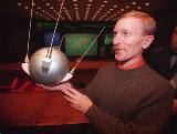 Maketa Sputniku-1 v ��dic�m st�edisku