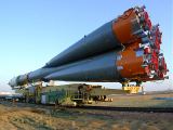 P�eprava nosn� rakety s lod� Sojuz TM-32 na rampu (26.04.2001)