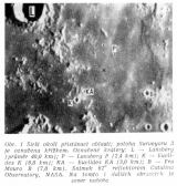 Obr. 1 Širší okolí přistávací oblasti; poloha Surveyoru 3 je označena křížkem. Označené krátery: L - Lansberg (průměr 40,0 km); P - Lansberg P (2,4 km); K - Euclides K (6,0 km); KA – Euclides KA (3,0 km); B - Fra Mauro B (7,0 km). Snímek 61" reflektorem Catalina Observatory, NASA. Na tomto i dalších obrázcích je sever nahoře