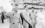 Konečně na palubě letadlové lodi. Zleva Fred Haise, John Swigert, James Lovell a velitel záchranné skupiny námořnictva kontraadmirál Donald Davis