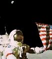 Cernan u vlajky USA (v pozad Zem)