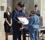Betty Grissomov na Cape Canaveral Air Force Station pi vzpomnce na zahynul astronauty z Apollo1 dne 27. 1. 2001