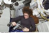 Helms[ov] pi pprav na svoji EVA-1 (09.03.2001)