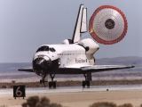 Pistn raketoplnu Endeavour STS-111 na Edwards AFB (19.06.2002)