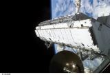 Pesun nosnku ITS-S1 z nkladovho prostoru raketoplnu k ITS-S0 (10.10.2002)