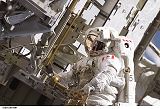 MacLean p�i v�stupu EVA-2 (13.09.2006)