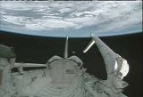 Pi odletu raketoplnu vypadala ISS trochu jako TIE fighter ze Star Wars (19.06.2007)