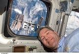 Velitel Frick s ISS v oknku pi odletu raketoplnu Atlantis STS-122 (18.02.2008)