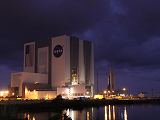 Raketopln Atlantis STS-129 pi pevozu z budovy VAB na rampu LC-39A (14.10.2009)