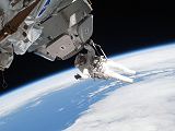 Patrick při výstupu EVA-3 poblíž modulu Cupola (17.02.2010)