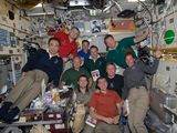 Spolen fotografie posdek ISS a STS-135 (18.07.2011)