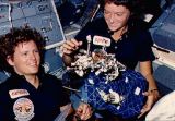 Sullivan[ov] a Ride[ov] pi experimentech na palub Challengeru (07.10.1984)