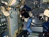 Van den Berg sleduje r�st krystal� v experimentu VCGS (30.04.1985)
