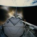 Nkladov prostor Discovery pi manvru OMS (27.08.1985)