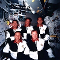 Kompletn posdka STS-69 na obn drze