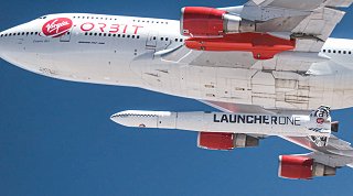 Raketa LauncherOne krtce po uvolnn z podvsu letounu B-747 Cosmic Girl