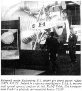 Raketov motor Rocketdyne F-1, uren pro prvn stupe rakety SATURN C5. Snmek je z vstavy uspodan v USA. U motoru stoj (prvn zprava) profesor dr. in. Rudolf Peek, len korespondent SAV a pedseda astronautick komise SAV