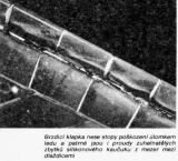 Brzdicí klapka nese stopy poškození úlomkem ledu a patrné jsou i proudy zuhelnatělých zbytků silikonového kaučuku z mezer mezi dlaždicemi