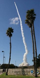 Start poslednho exemple rakety Titan 4B ze startovnho komplexu SLC-4E, Vandenberg AFB, se uskutenil dne 19. 10. 2005