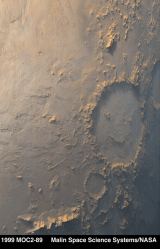 Foto 19: Pro tene, kte doli a sem, je zde jeden pohled na krter s optimistickm vrazem, kter se oficiln nazv Galle Crater (m prmr 215 km a nachz se ve vchodn sti Argyre Planitia), ale ktermu se pezdv Happy Face Crater.
