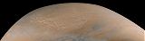 Foto 1: Pohled na severní polární oblast Marsu s terénními vlnami způsobenými větrnou erozí. Jde o kompozici snímků, odpovídající pohledu na Mars z výšky 1200 km nad místem o souřadnicích 275° z.d. a 65° s. š.