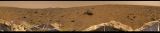 Foto 18: Panoramatický záběr okolí místa přistání sondy Mars Pathfinder, v pozadí dvojitý vrcholek zvaný Twin peaks. Typický kamenitý terén načervenalé barvy.