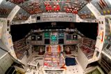 Pilotn kabina raketoplnu Atlantis s MEDS