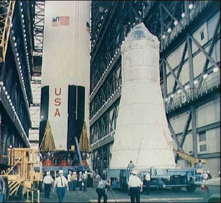 Kompletn Apollo 9 tesne pred spojenm so Saturnom V. LM-3 je uloen v rozirujcej sa dolnej asti zostavy, nad nm je CSM103. Vavo je prv stupe Saturnu V, S-IC