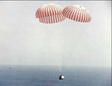 Apollo 9 na padkoch, tesne pred dopadom do Atlantiku