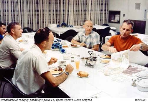 Predtartov raajky posdky Apolla 11, plne vpravo Deke Slayton