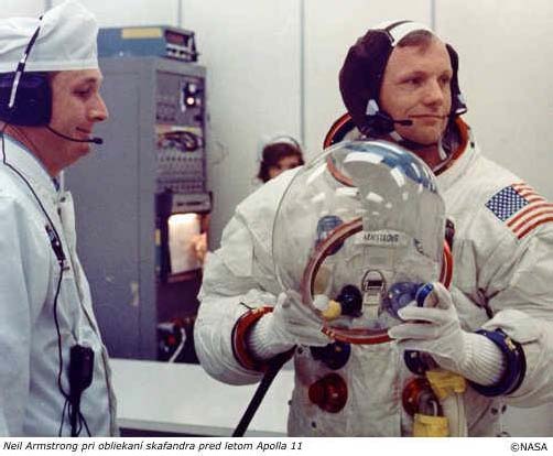 Neil Armstrong pri obliekan skafandra pred letom Apolla 11.
