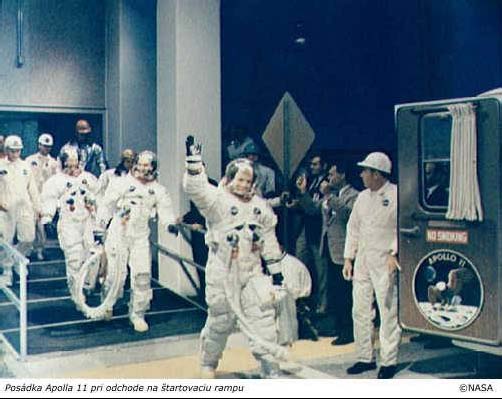 Posdka Apolla 11 pri odchod na tartovaciu rampu.